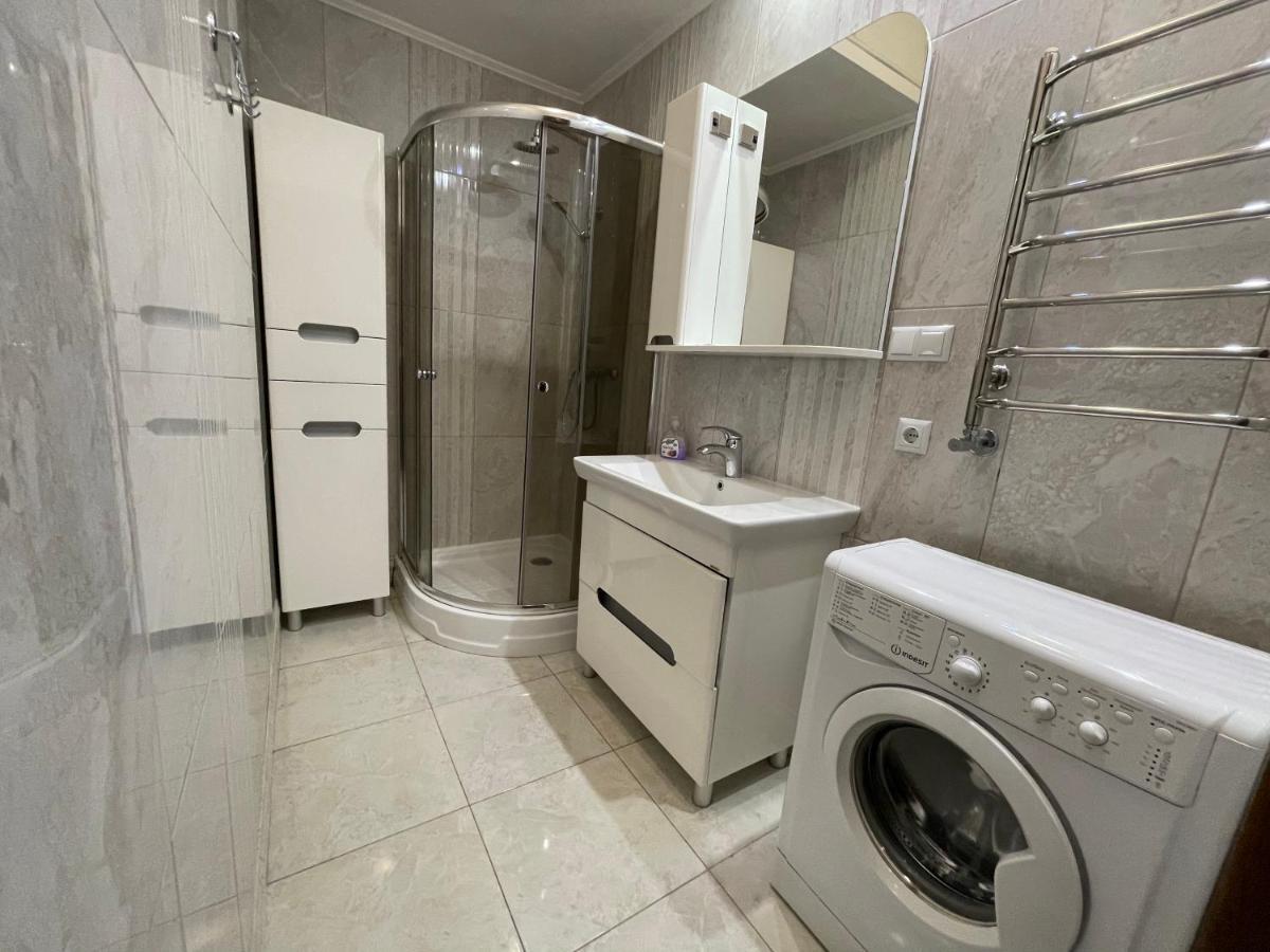 Avangard Qn Romana 26 Apart Lviv Exteriör bild